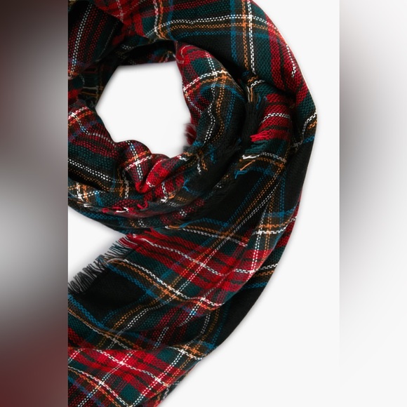 Tuckernuck Other - DAVID AND YOUNG

Exclusive Black Tartan Ruana Poncho